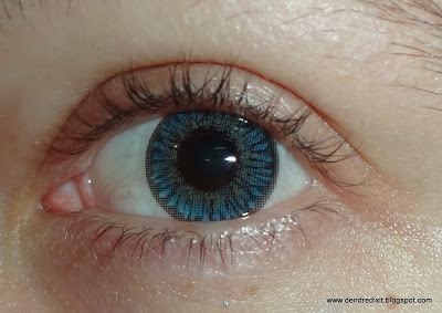 Light Blue su occhio scuro Dettaglio lente Tri tone light blue applicata su occhio scuro