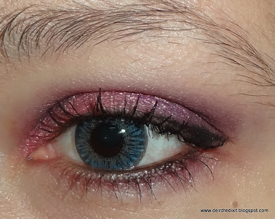 Dettaglio lente su occhio scuro Dettaglio lente Tri tone light blue applicata su occhio scuro