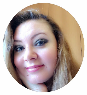 Lenti a contatto colorate TopVue azzurre su occhi scuri Lenti a contatto colorate TopVue azzurre su occhi scuri