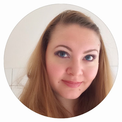 Lenti a contatto colorate TopVue azzurre su occhi scuri Lenti a contatto colorate TopVue azzurre su occhi scuri