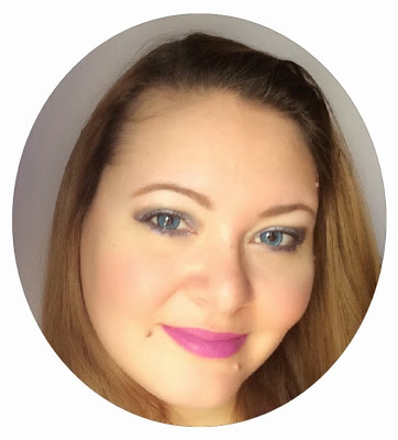 Lenti a contatto colorate TopVue azzurre su occhi scuri Lenti a contatto colorate TopVue azzurre su occhi scuri