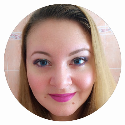 Lenti a contatto colorate TopVue azzurre su occhi scuri Lenti a contatto colorate TopVue azzurre su occhi scuri