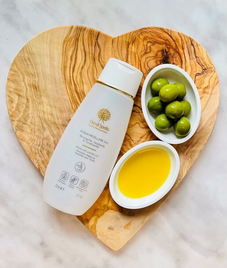 struccarsi con l'acqua micellare oro di spello
