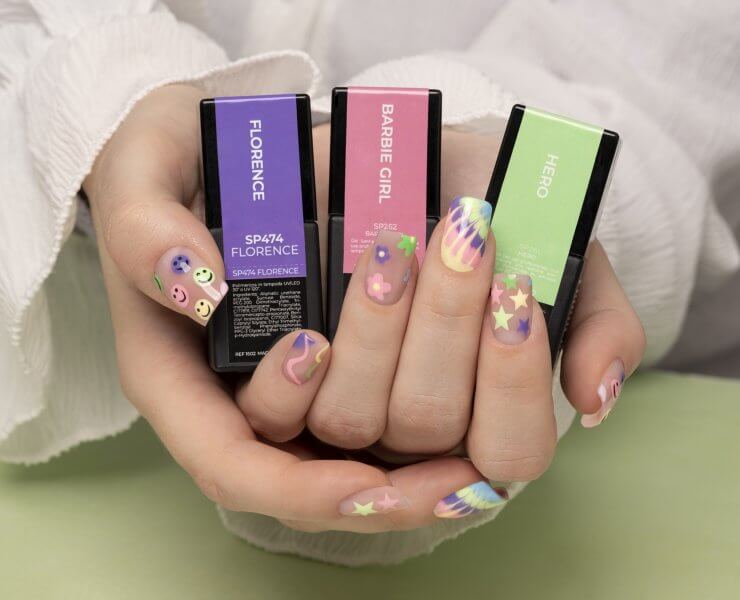 nail art multicolor primavera 2023