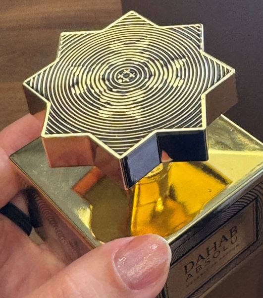 dettaglio tappo dahab absolu kajal extrait de parfum