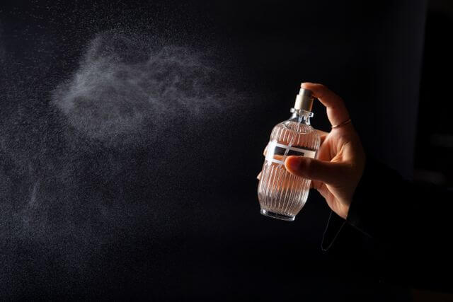 spruzzare un profumo